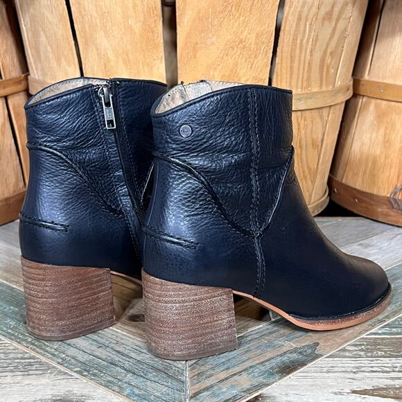 UGG Annie Black Full Grain Leather 1095061 Zip-Up Ankle Boots Womens Size 6.5 - Picture 5 of 12